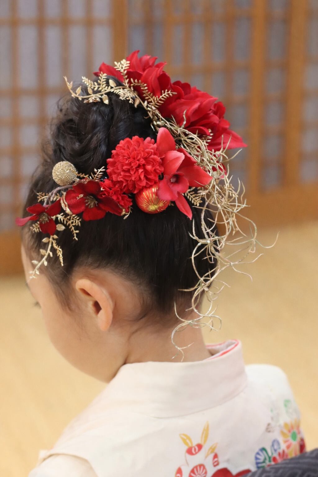 赤い花とゴールドのつるを使った七五三の髪飾り