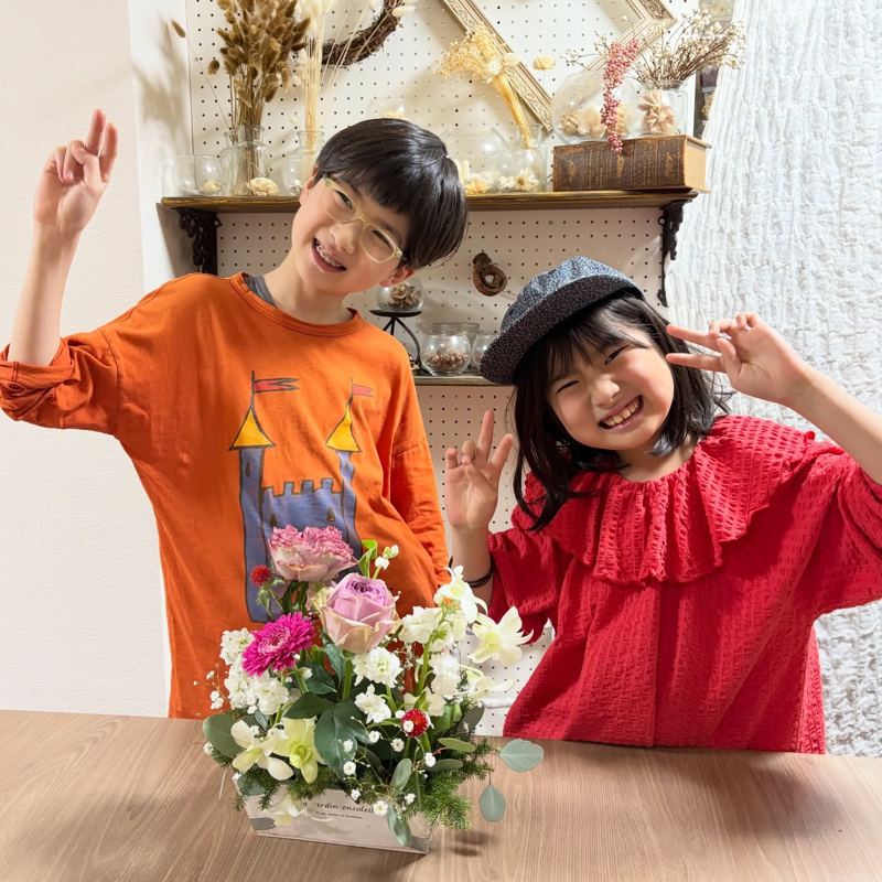 キッズレッスンの様子(作品と一緒にポーズ)